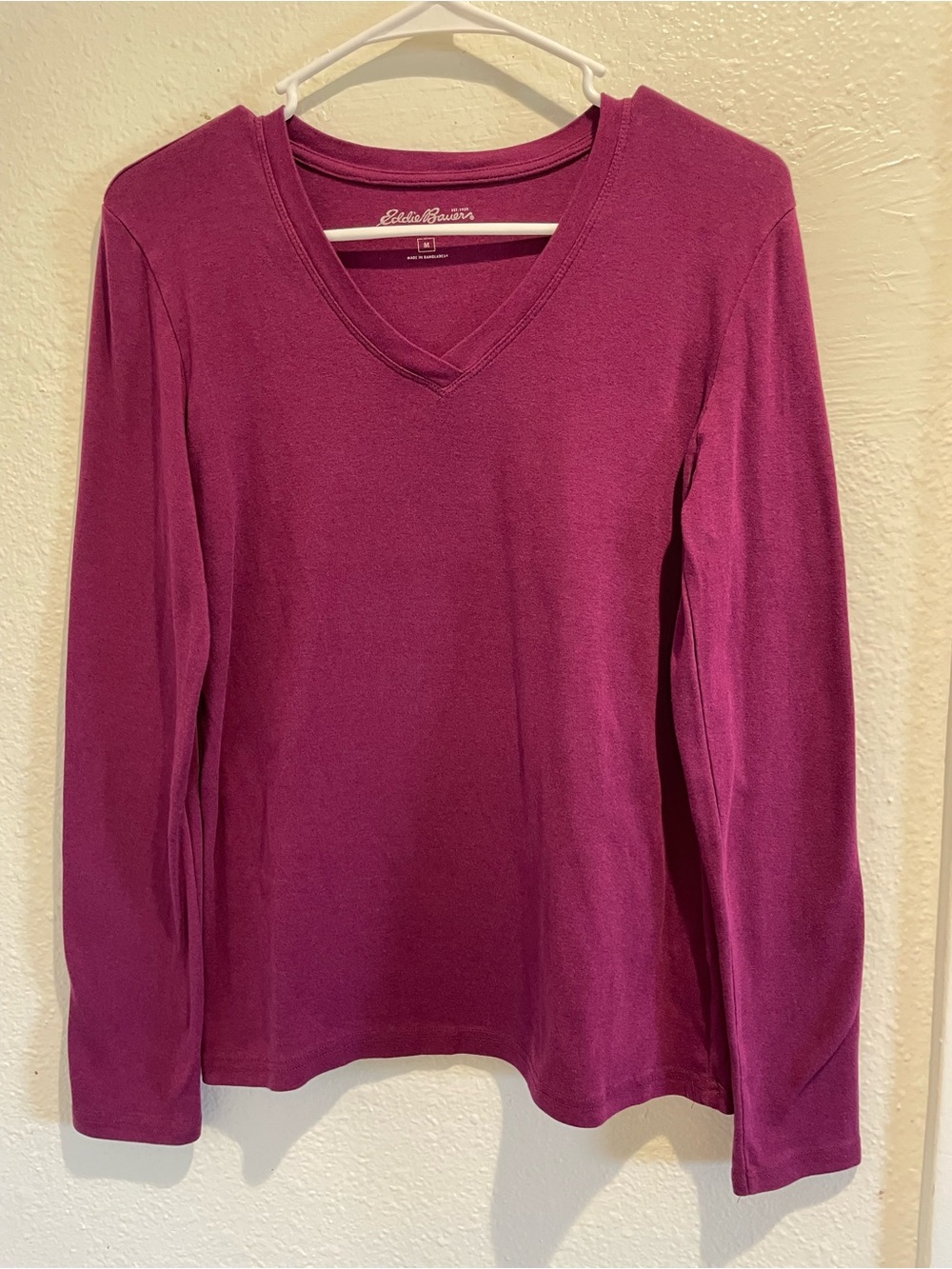 ✨ Eddie Bauer Magenta Long Sleeve V-Neck Tee ✨ M